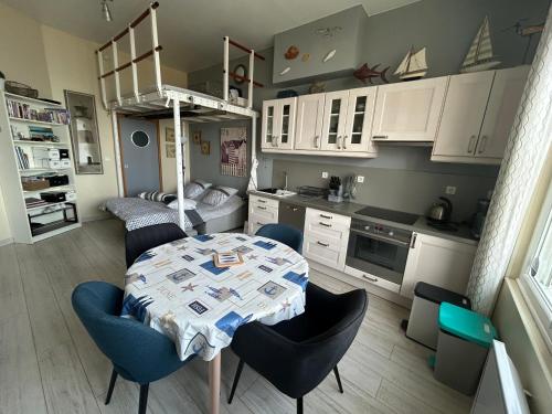 une petite cuisine avec une table et des chaises dans une pièce dans l'établissement Villa Bagatelle vue mer, à 2mn à pied de la plage et du centre ville, à Ault