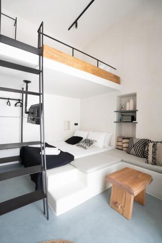 Postel nebo postele na pokoji v ubytování Mykonos Nest-Stylish Boho Loft in the heart of Chora 2-4 Guests