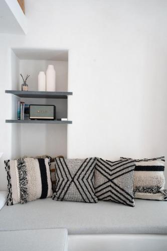 Postel nebo postele na pokoji v ubytování Mykonos Nest-Stylish Boho Loft in the heart of Chora 2-4 Guests