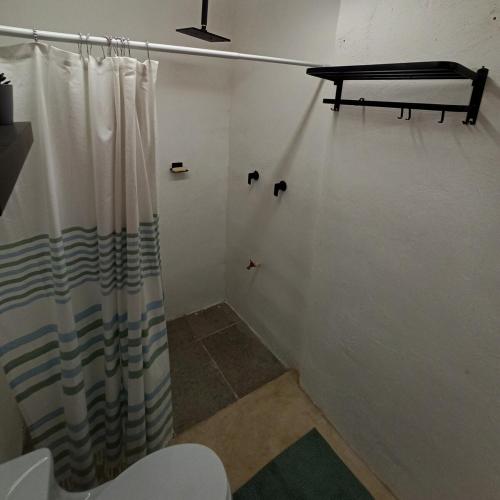 une salle de bain avec une douche avec un rideau de douche dans l'établissement Casa Al Mar, à Campeche
