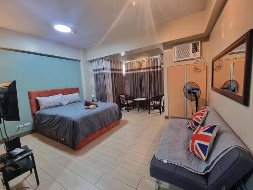 Cama o camas de una habitación en Palm Tree Condos near MNL Airport Terminal 3 by ELR