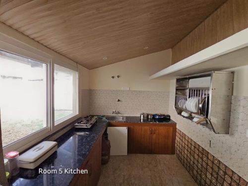 Η κουζίνα ή μικρή κουζίνα στο Ved Homestay