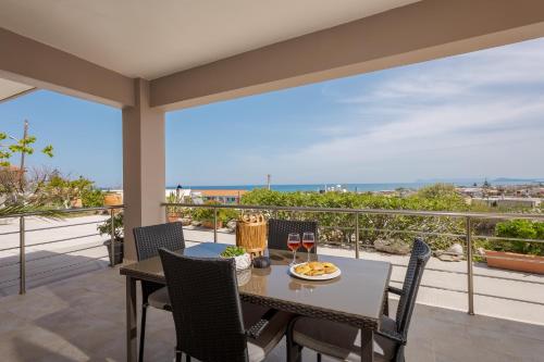 Un balcón o terraza de NeSo - Peter's Flat steps to Beach with Great Views