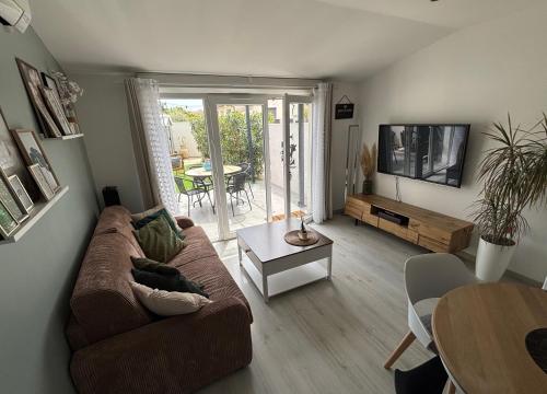 un salon avec un canapé et une table dans l'établissement Sublime et paisible maison sur Bellegarde entre Nimes et Arles, à Bellegarde