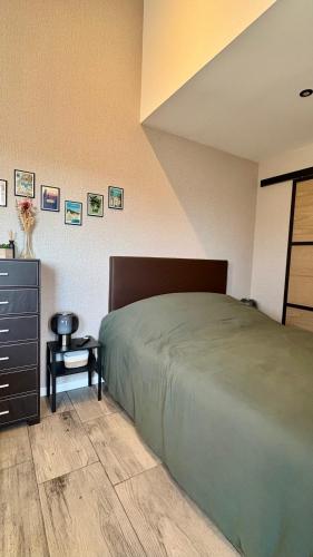 - une chambre avec un grand lit, une commode et un lit dans l'établissement Studio Prenois, à Prenois
