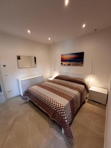 een slaapkamer met twee bedden en een schilderij aan de muur bij Villa Giny in Lignano Sabbiadoro