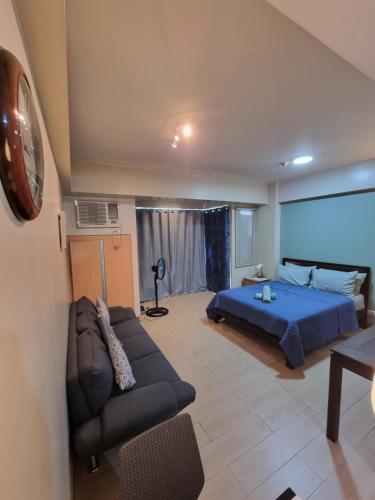 Cama o camas de una habitación en Palm Tree Condos near MNL Airport Terminal 3 by ELR
