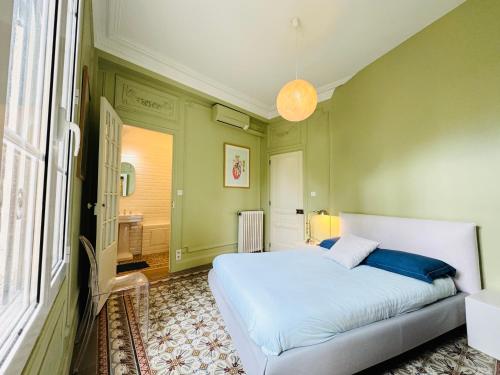 - une chambre avec un lit blanc dans une pièce verte dans l'établissement Villa centre ville proche plage, à Nice