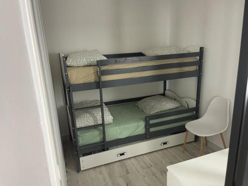 - un lit superposé noir dans une petite chambre dans l'établissement Fréjus plage appartement La Miougrano, à Fréjus