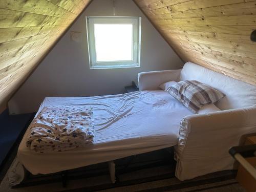 Una cama o camas en una habitación de Gäststuga i Simrishamn