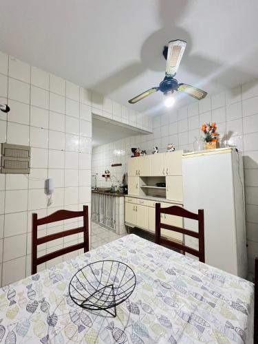 Η κουζίνα ή μικρή κουζίνα στο Cobertura Duplex Prainha