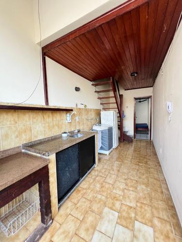 Η κουζίνα ή μικρή κουζίνα στο Cobertura Duplex Prainha
