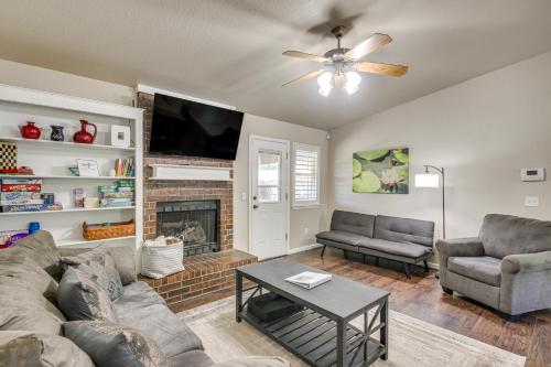 Χώρος καθιστικού στο 2 Mi to OU Family-Friendly Retreat with Patio!