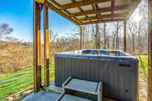セバービルにあるDog Friendly! Views! Hot Tub! Close To Pf! Gsmnpのホットタブ(ベンチ付きのポーチあり)