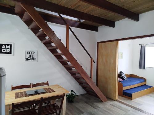 soggiorno con scala e tavolo di Apartamento Equipado Próximo às Praias de Itacaré a Itacaré