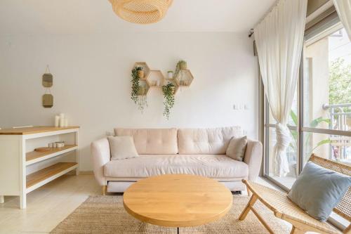 特拉维夫Lovely 1BR Apt Florentin Center-Elevator-Balcony的带沙发和桌子的客厅