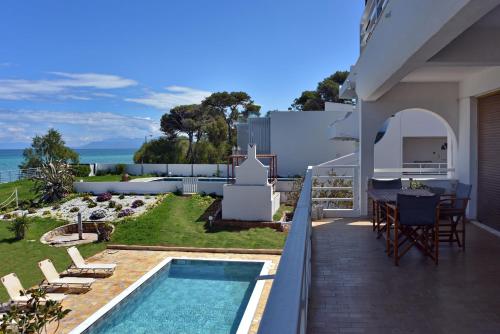 Πισίνα στο ή κοντά στο Antorina Beachfront Villas with Private Pools