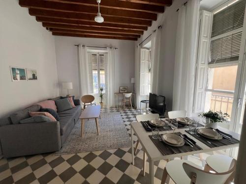 Stunning apartment in old town, centre & beach