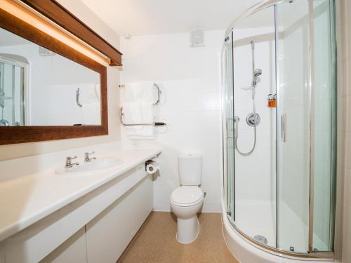 Ένα μπάνιο στο Peartree Lodge Waterside