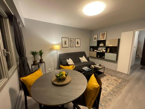 un salon avec une table et un canapé dans l'établissement Chic Parisian Sacre Coeur views, à Paris