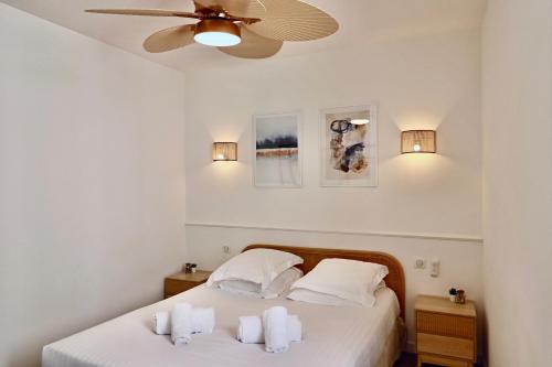 sypialnia z 2 łóżkami i wentylatorem sufitowym w obiekcie FERSEN Superb Mediterranean style apartment in heart of Old Antibes w mieście Antibes