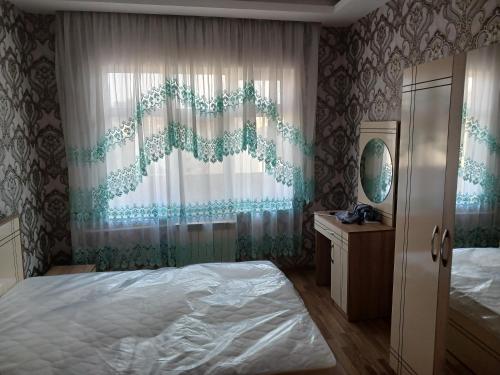 Llit o llits en una habitació de Kiraye Ev