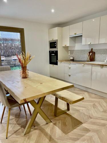 une cuisine avec une table en bois et un vase. dans l'établissement Rive Droite et Gauche, à Avignon