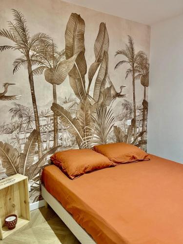 - une chambre avec un lit orné d'une fresque murale de palmiers dans l'établissement Rive Droite et Gauche, à Avignon