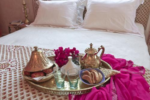 Una cama o camas en una habitación de Riad Dar El Malaika
