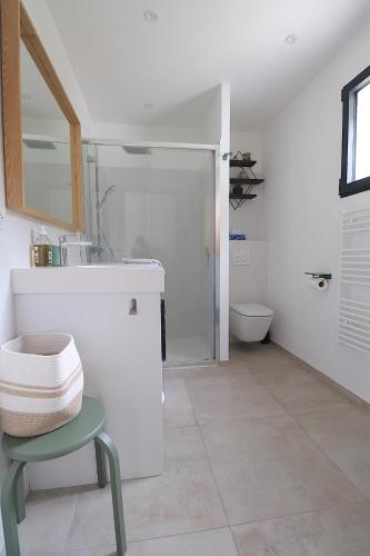 La salle de bains est pourvue d'un lavabo, de toilettes et d'une chaise. dans l'établissement T3 Villas Acum - Le Bohème - Excellente situation géographique - domaine de Standing - Vue mer, à Grosseto-Prugna