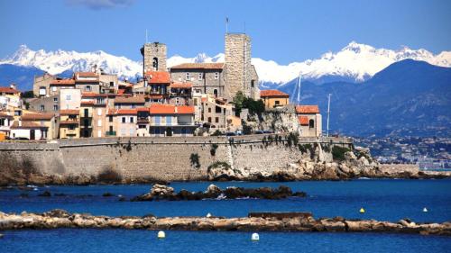 FERSEN Superb Mediterranean style apartment in heart of Old Antibes