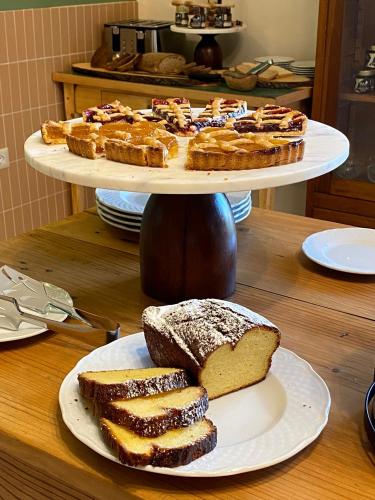 a plate of bread on a table with two tiers of cake at Villa Cavalletti in Grottaferrata