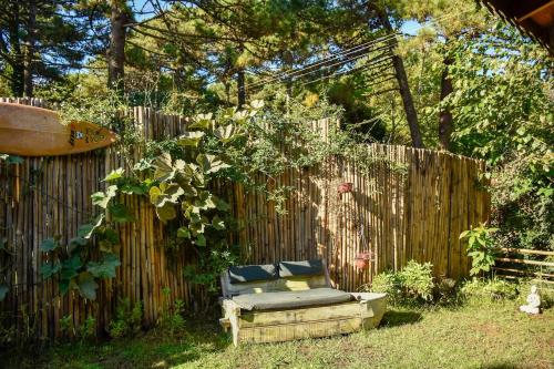 a chair in a yard next to a fence at Increíble cabaña, naturaleza, a 300m del mar, Pinamar in Pinamar
