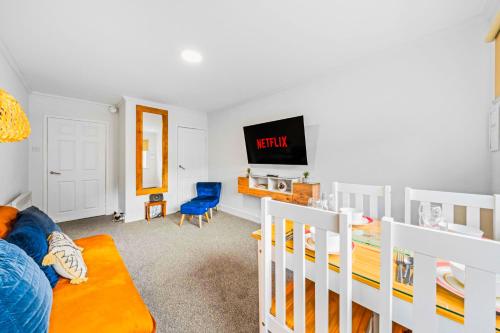 a bedroom with a bunk bed and a tv in it at Stylish Central Glasgow Flat Near Merchant City in Glasgow