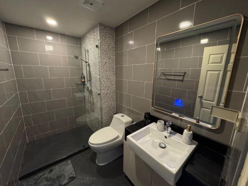 Koupelna v ubytování Terraza Lamai Modern One Bedroom Apartment with Pool & Terrace