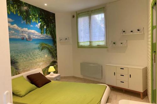 une chambre avec un lit vert et une fenêtre dans l'établissement Beautiful 1-bedroom apartment - near the beach, à Cannes
