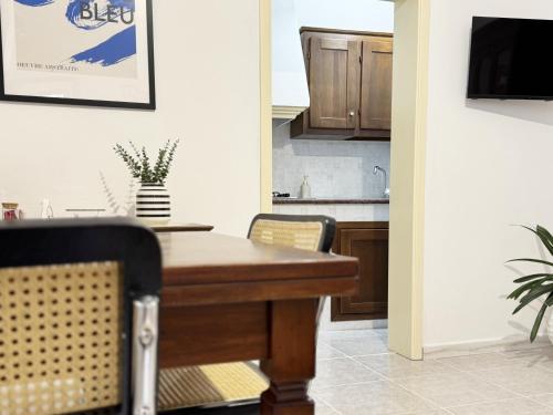 a dining room table and chairs in a kitchen at Casa Lia - Independent apartment in the Gulf of Orosei in Galtellì