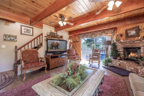 TV a/nebo společenská místnost v ubytování Navigate Stays Cabin w Firepit & Mountain Views