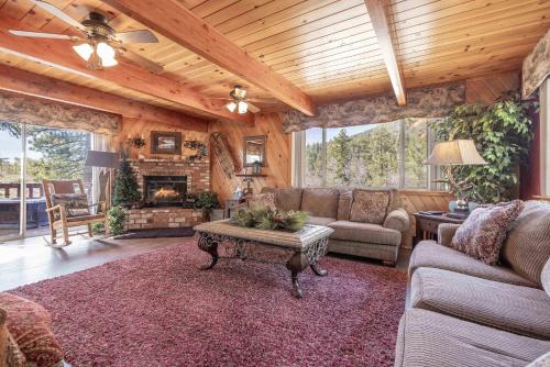 Posezení v ubytování Navigate Stays Cabin w Firepit & Mountain Views