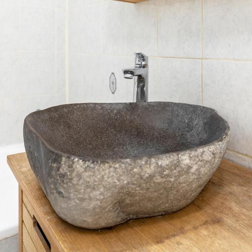 La salle de bains est pourvue d'un lavabo en béton et d'un robinet. dans l'établissement Le Perchoir - Spacieux, Tout équipé & Vue, à Montpellier