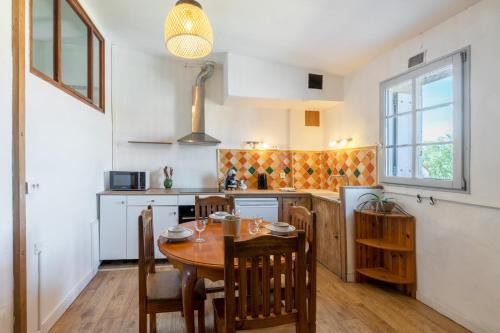 une cuisine avec une table en bois et une salle à manger dans l'établissement Le Perchoir - Spacieux, Tout équipé & Vue, à Montpellier