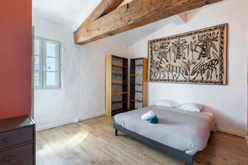 une chambre avec un lit dans une pièce dans l'établissement Le Perchoir - Spacieux, Tout équipé & Vue, à Montpellier