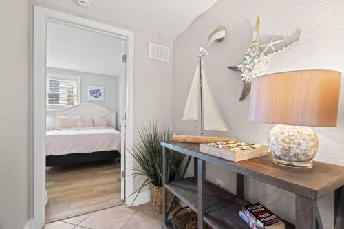 Un dormitorio con una cama y una mesa con una lámpara. en Centrally Located 3-Bed I Walk Everywhere, en Clearwater Beach