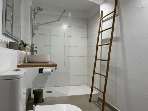 a bathroom with a ladder next to a sink at Apartment La Casa Blanca in Playa del Hombre