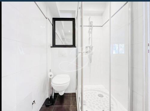 une salle de bain blanche avec toilettes et douche dans l'établissement Très beau studio centre Cannes, 600m de la Croisette, à Cannes