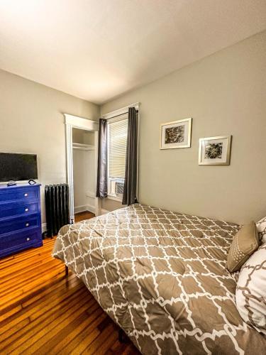 Giường trong phòng chung tại The Red House Albany NY 4 Bedroom Private Apartment