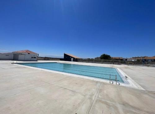 Bazén v ubytování Lake view apartment with pool nebo v jeho okolí