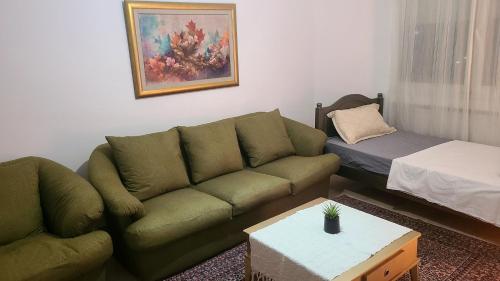 Ruang duduk di Cozy Apartment Ennasr