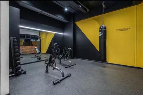 Fitnesscentret og/eller fitnessfaciliteterne på Apartment in Guatemala City with Parking