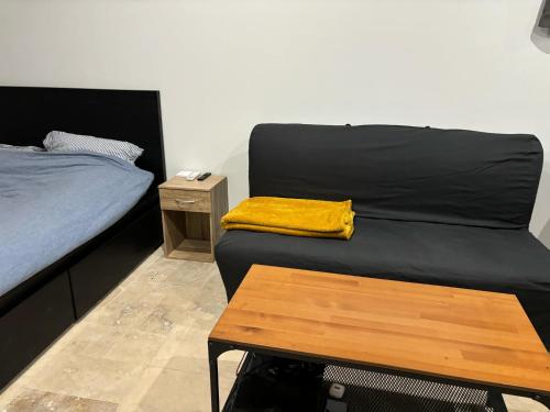 - un lit et une table dans une chambre dans l'établissement Studio avec accès piscine, à Nîmes